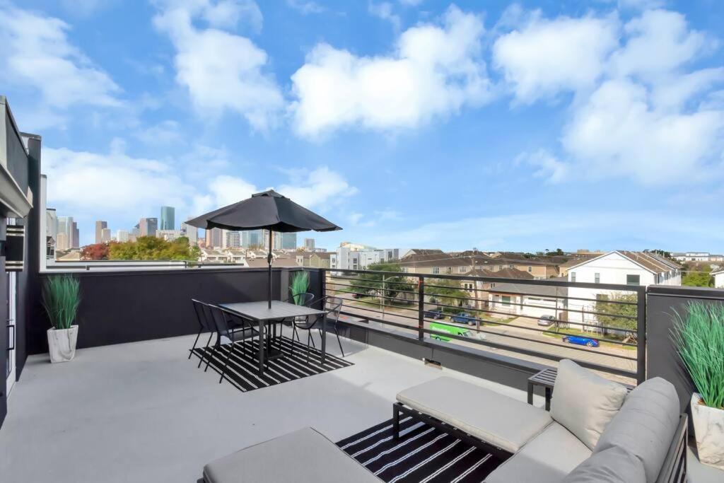 The Suite Spot! Downtown Skyline Views! Sleeps 12 Houston Exterior photo