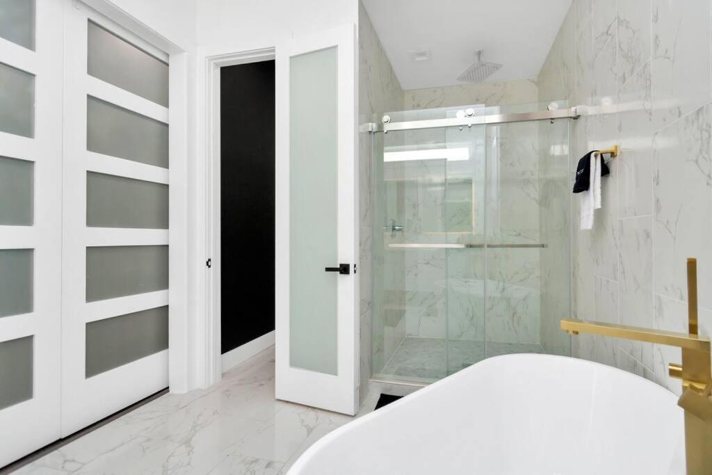 The Suite Spot! Downtown Skyline Views! Sleeps 12 Houston Exterior photo