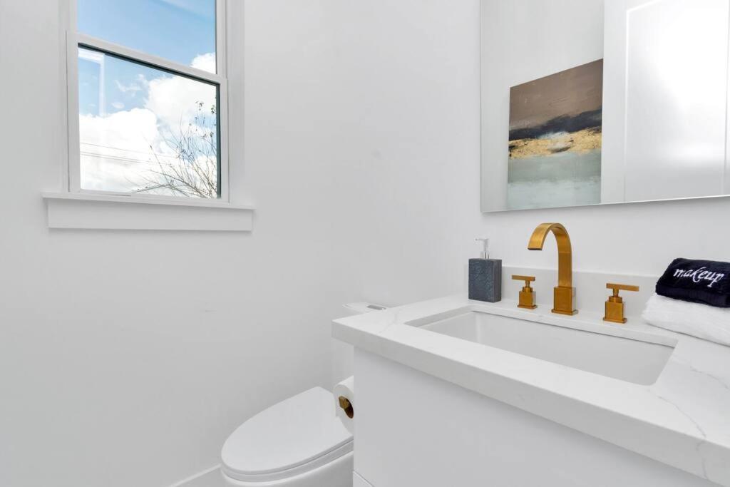 The Suite Spot! Downtown Skyline Views! Sleeps 12 Houston Exterior photo