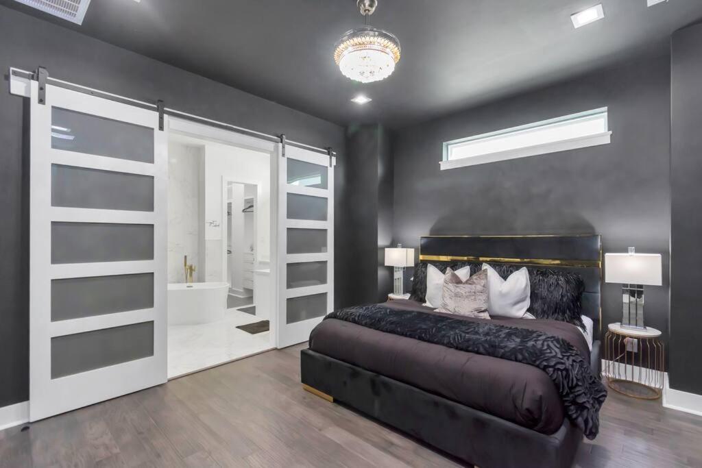 The Suite Spot! Downtown Skyline Views! Sleeps 12 Houston Exterior photo
