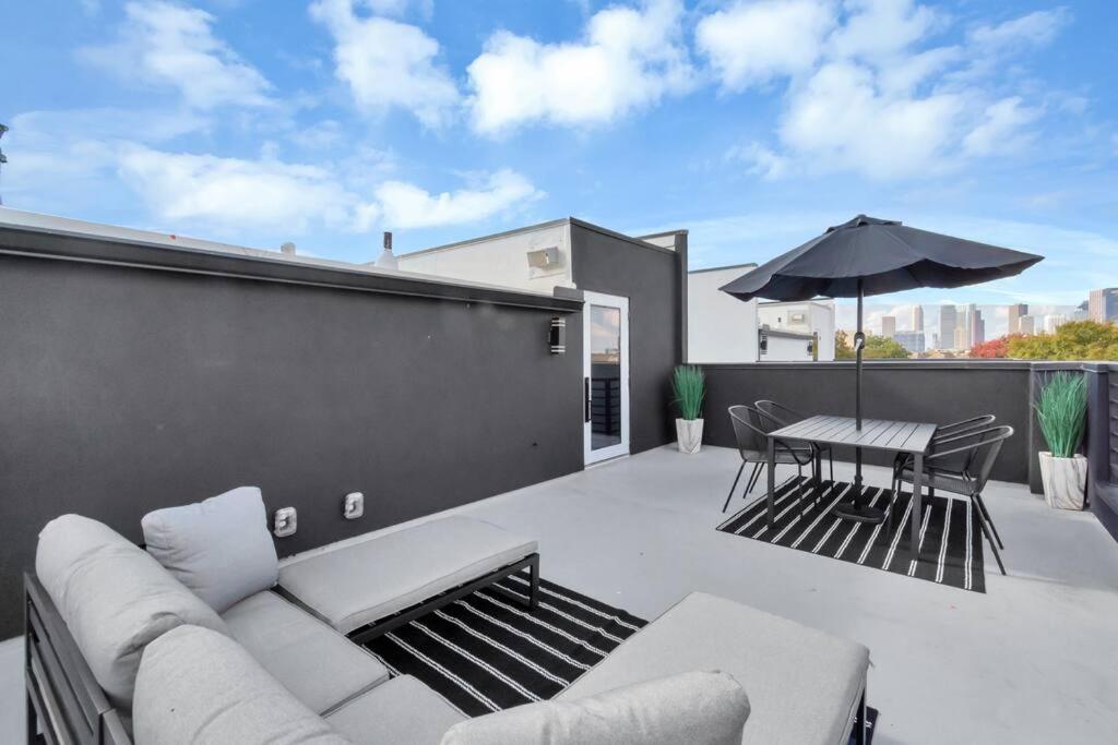 The Suite Spot! Downtown Skyline Views! Sleeps 12 Houston Exterior photo
