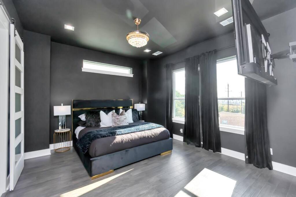 The Suite Spot! Downtown Skyline Views! Sleeps 12 Houston Exterior photo