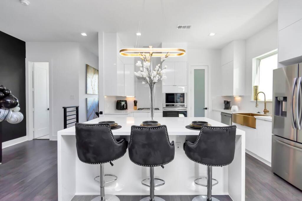 The Suite Spot! Downtown Skyline Views! Sleeps 12 Houston Exterior photo