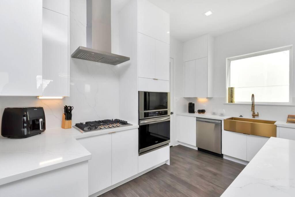 The Suite Spot! Downtown Skyline Views! Sleeps 12 Houston Exterior photo