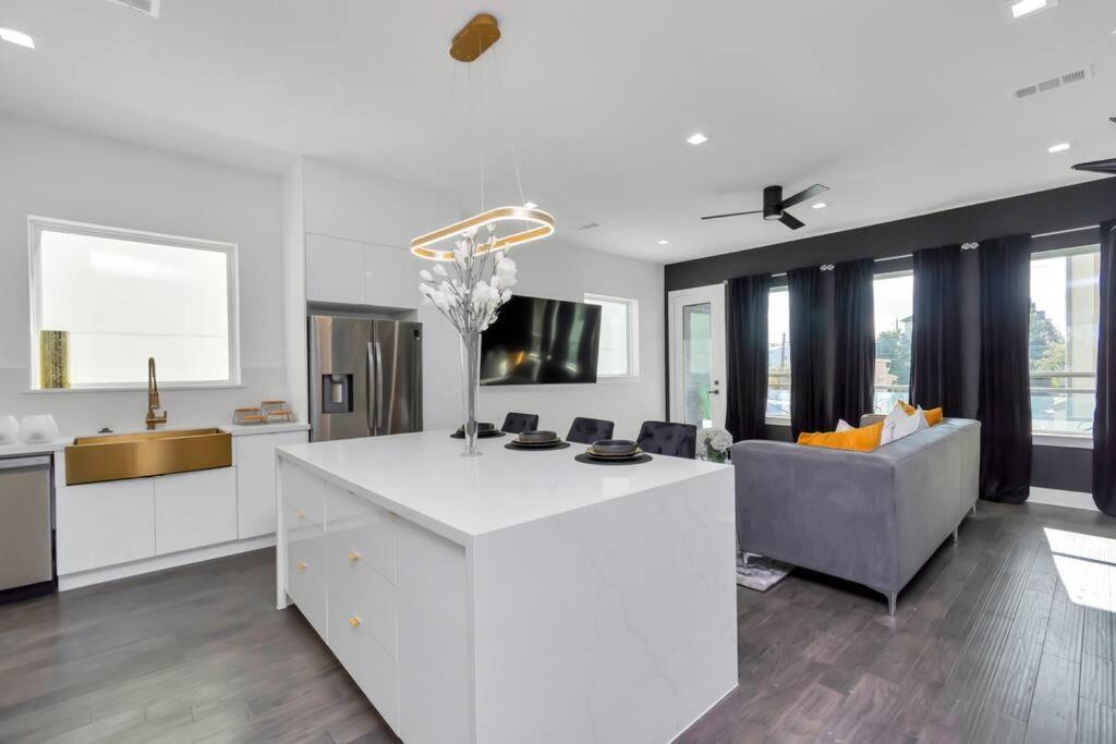 The Suite Spot! Downtown Skyline Views! Sleeps 12 Houston Exterior photo