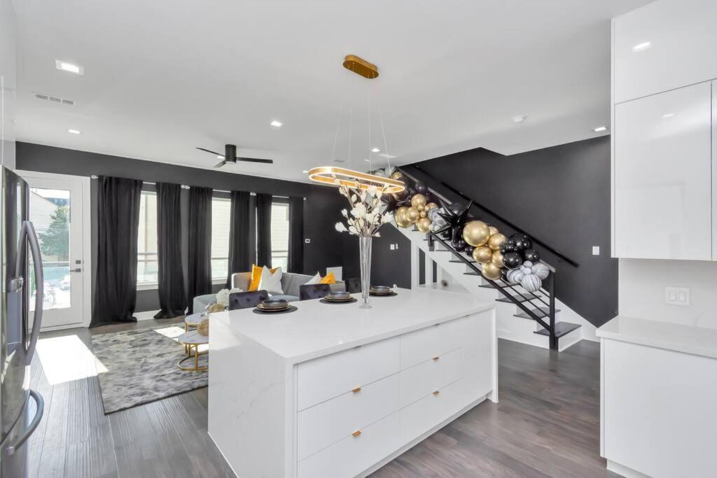 The Suite Spot! Downtown Skyline Views! Sleeps 12 Houston Exterior photo