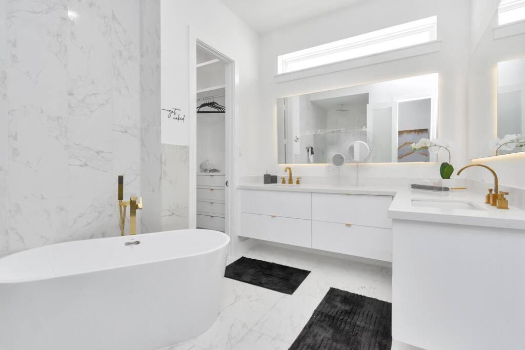 The Suite Spot! Downtown Skyline Views! Sleeps 12 Houston Exterior photo