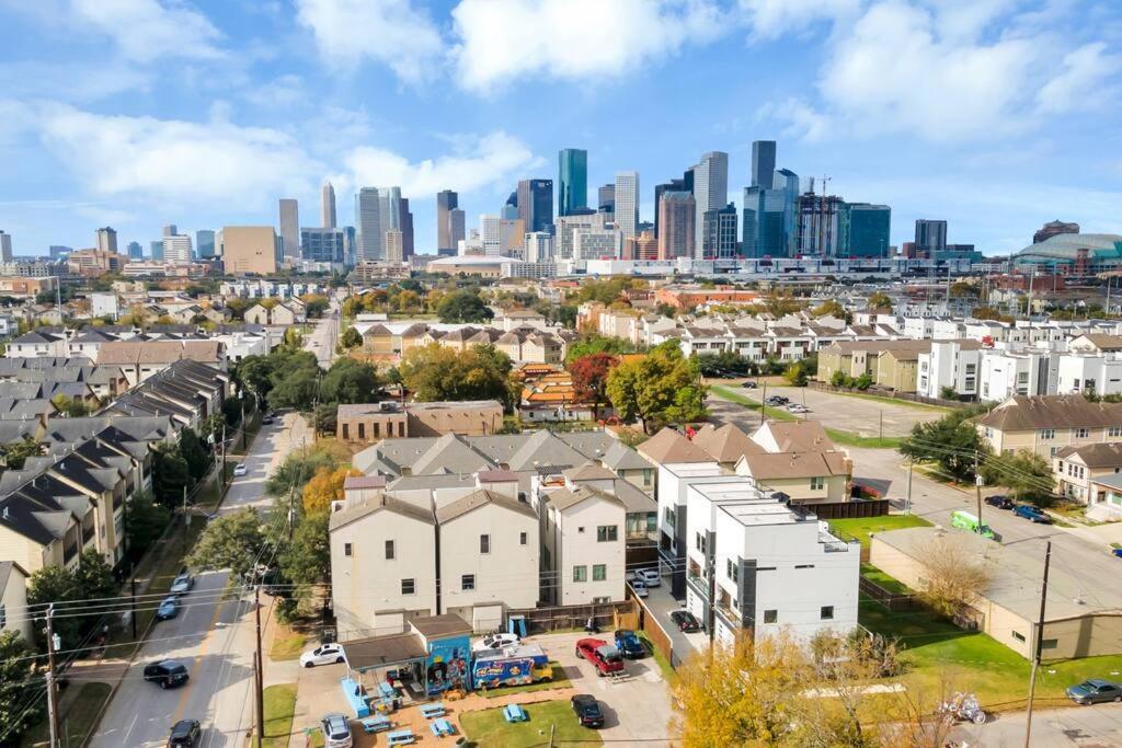 The Suite Spot! Downtown Skyline Views! Sleeps 12 Houston Exterior photo