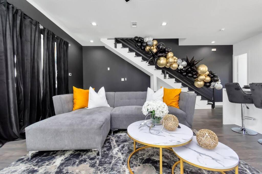 The Suite Spot! Downtown Skyline Views! Sleeps 12 Houston Exterior photo