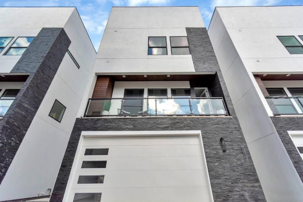 The Suite Spot! Downtown Skyline Views! Sleeps 12 Houston Exterior photo