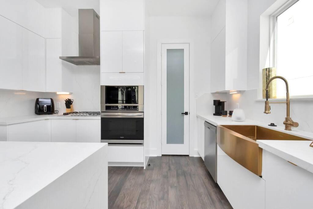 The Suite Spot! Downtown Skyline Views! Sleeps 12 Houston Exterior photo