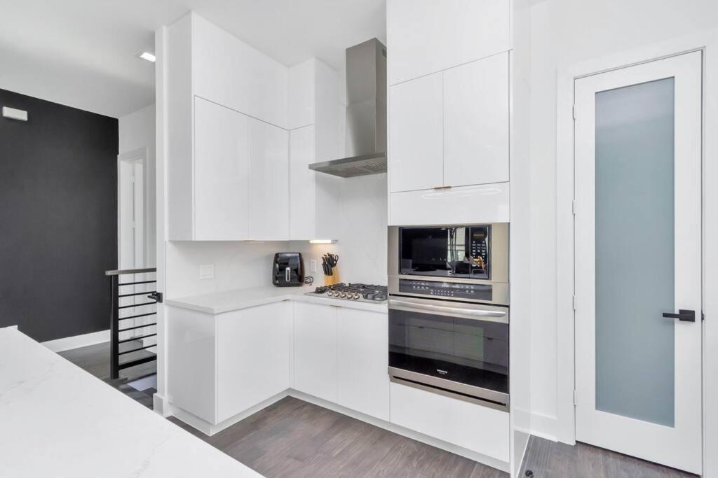 The Suite Spot! Downtown Skyline Views! Sleeps 12 Houston Exterior photo