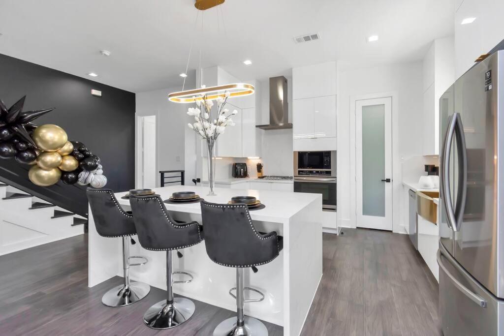 The Suite Spot! Downtown Skyline Views! Sleeps 12 Houston Exterior photo