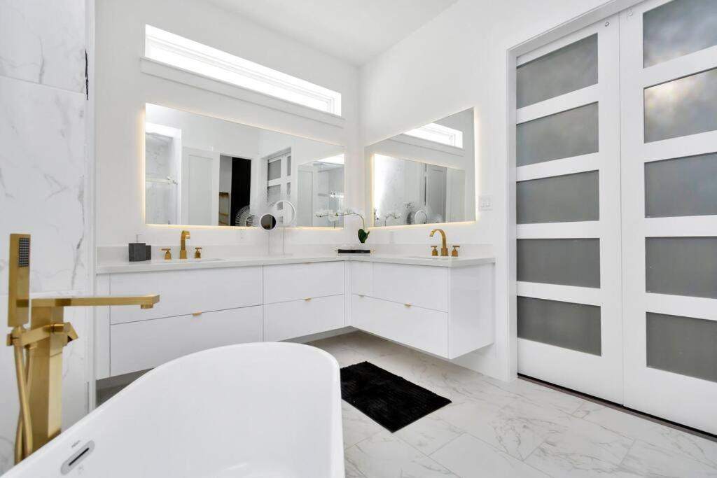 The Suite Spot! Downtown Skyline Views! Sleeps 12 Houston Exterior photo